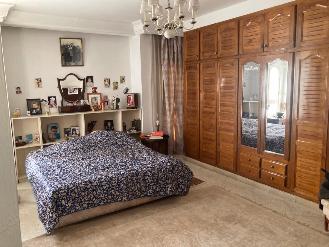 Villa in vendita a El Menzah 9. 10 camere e uno studio. Terrazze e giardino.