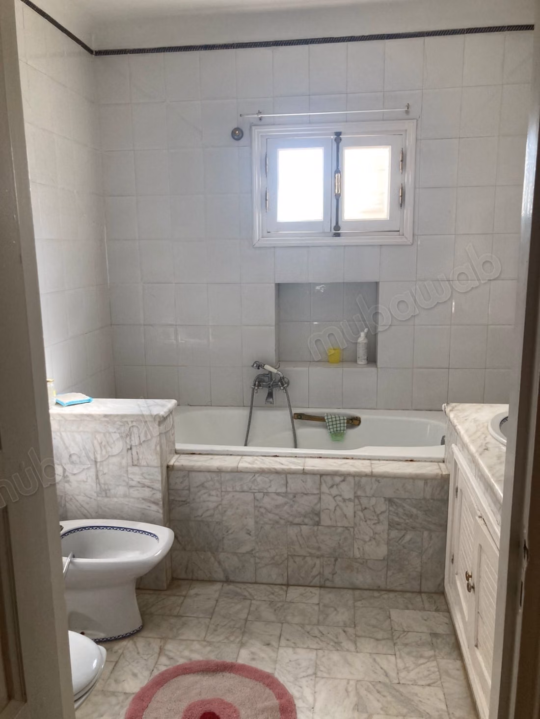 Villa in vendita a El Menzah 9. 10 camere e uno studio. Terrazze e giardino.