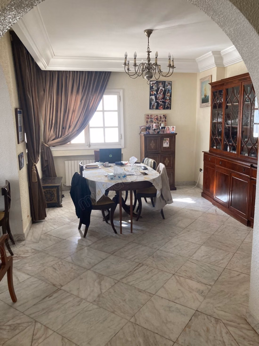 Villa in vendita a El Menzah 9. 10 camere e uno studio. Terrazze e giardino.
