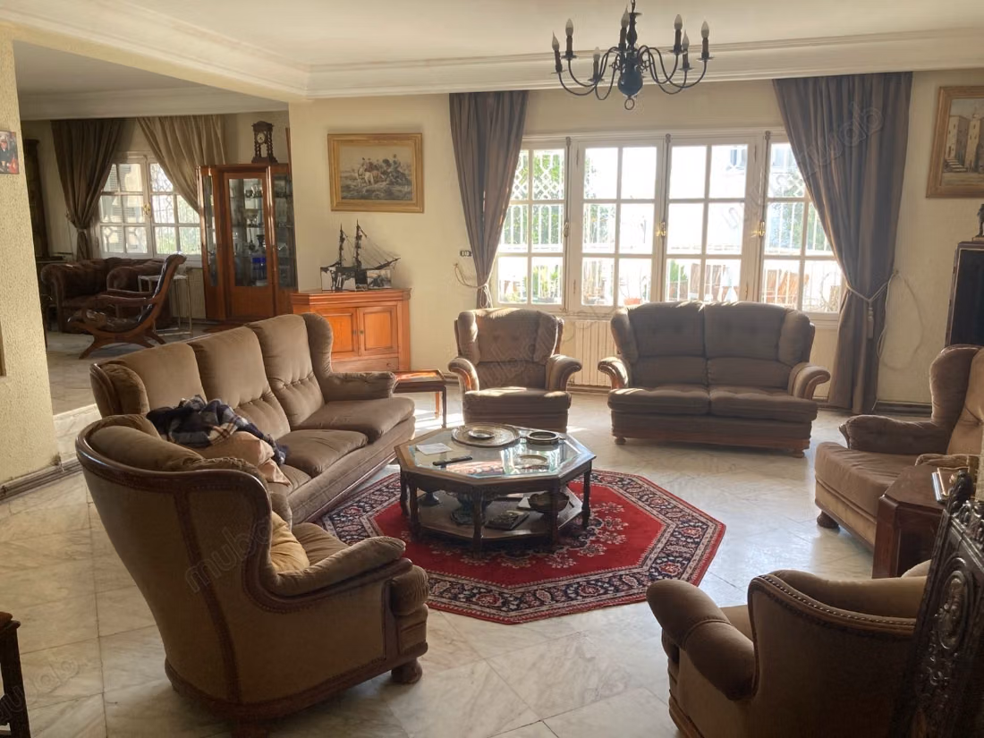 Villa in vendita a El Menzah 9. 10 camere e uno studio. Terrazze e giardino.