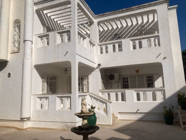 Villa in vendita a El Menzah 9. 10 camere e uno studio. Terrazze e giardino.