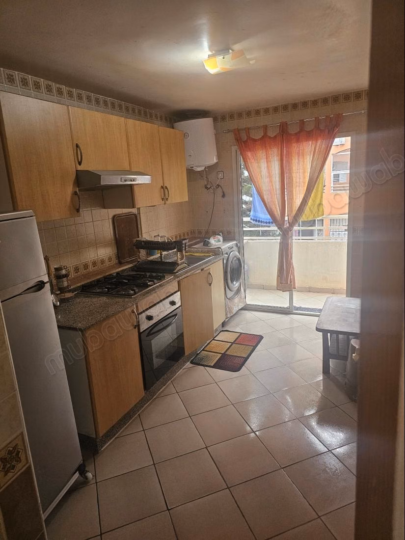 Vakantieappartement te huur in Hay Salam. 4 grote kamers. Versterkte deur, traditionele Marokkaanse woonkamer