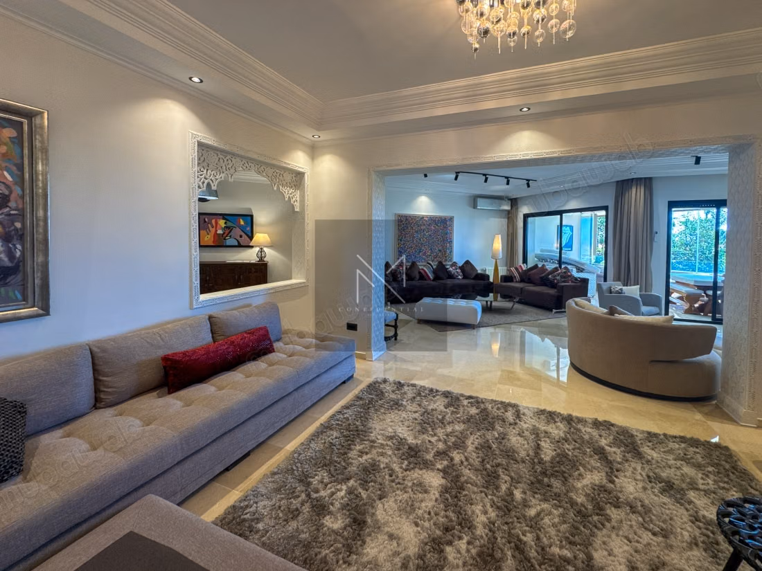 Splendido appartamento in affitto a Ain Diab. Superficie di 220 m². Arredato