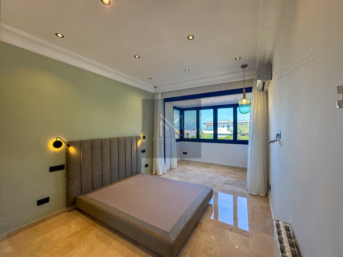 Splendido appartamento in affitto a Ain Diab. Superficie di 220 m². Arredato