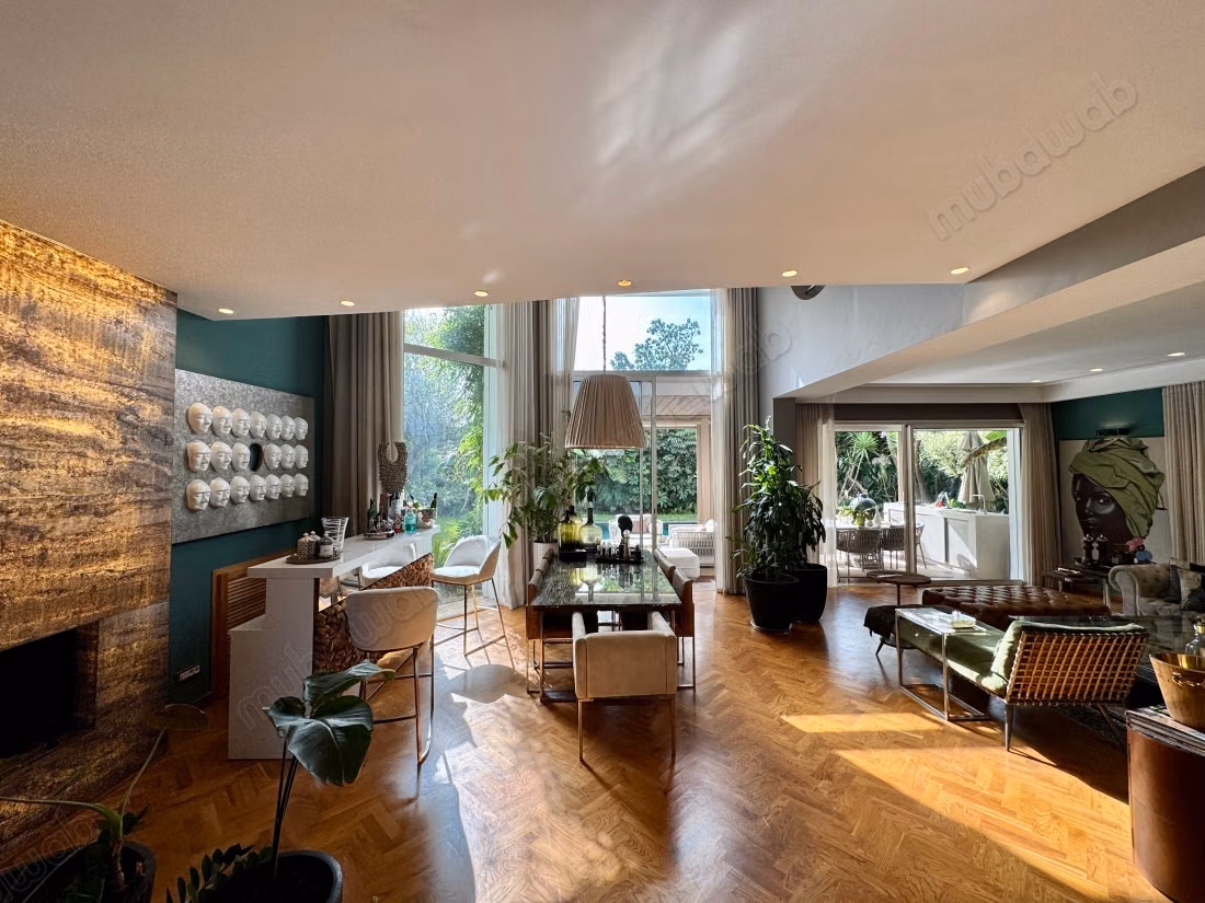 Villa de haut standing à vendre à Ain Diab.
Superficie 560 m².
Climatisation et piscine