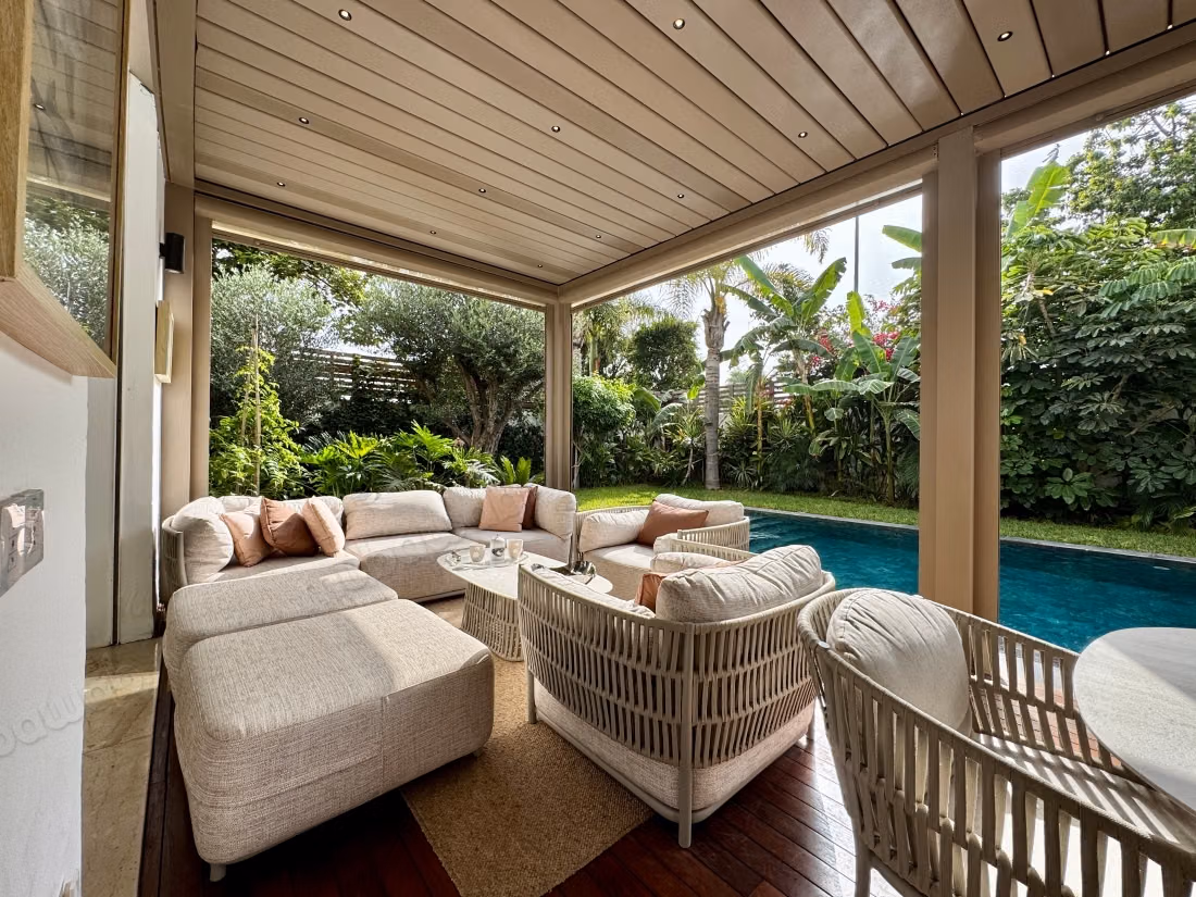Villa de haut standing à vendre à Ain Diab.
Superficie 560 m².
Climatisation et piscine