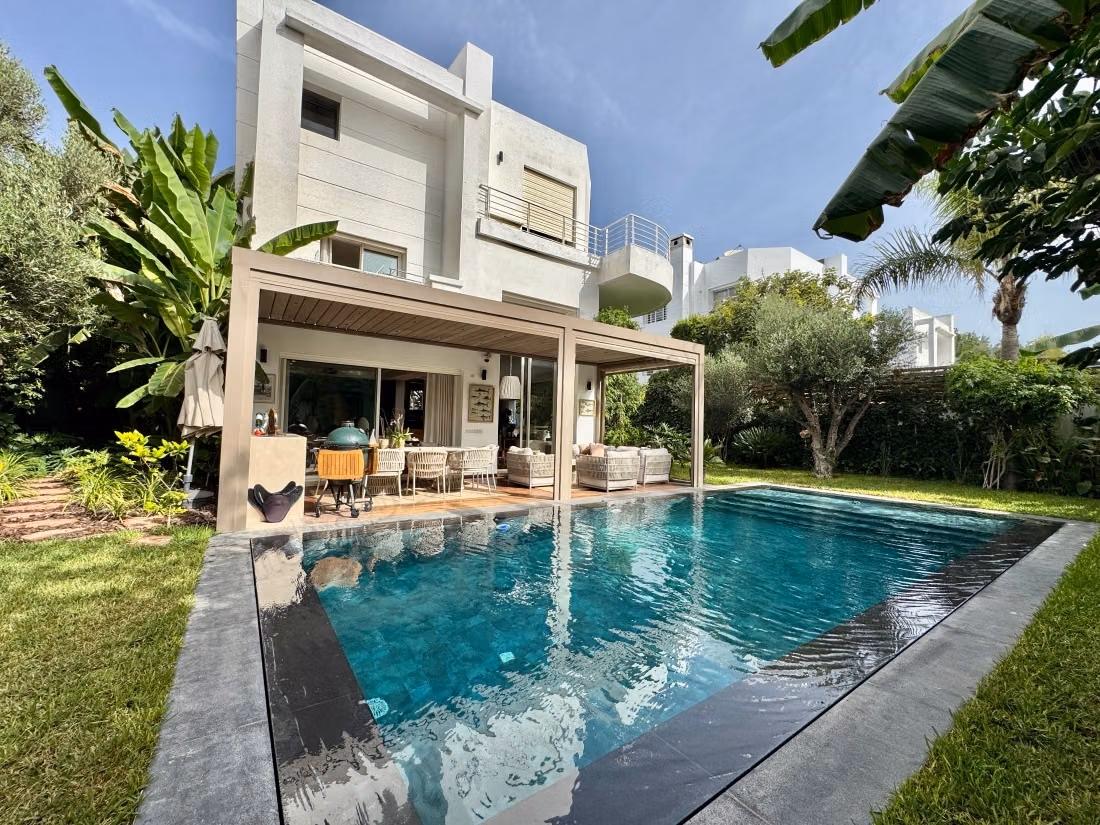 Villa de haut standing à vendre à Ain Diab.
Superficie 560 m².
Climatisation et piscine