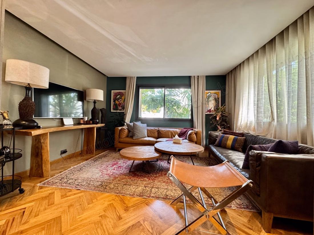 Villa de haut standing à vendre à Ain Diab.
Superficie 560 m².
Climatisation et piscine