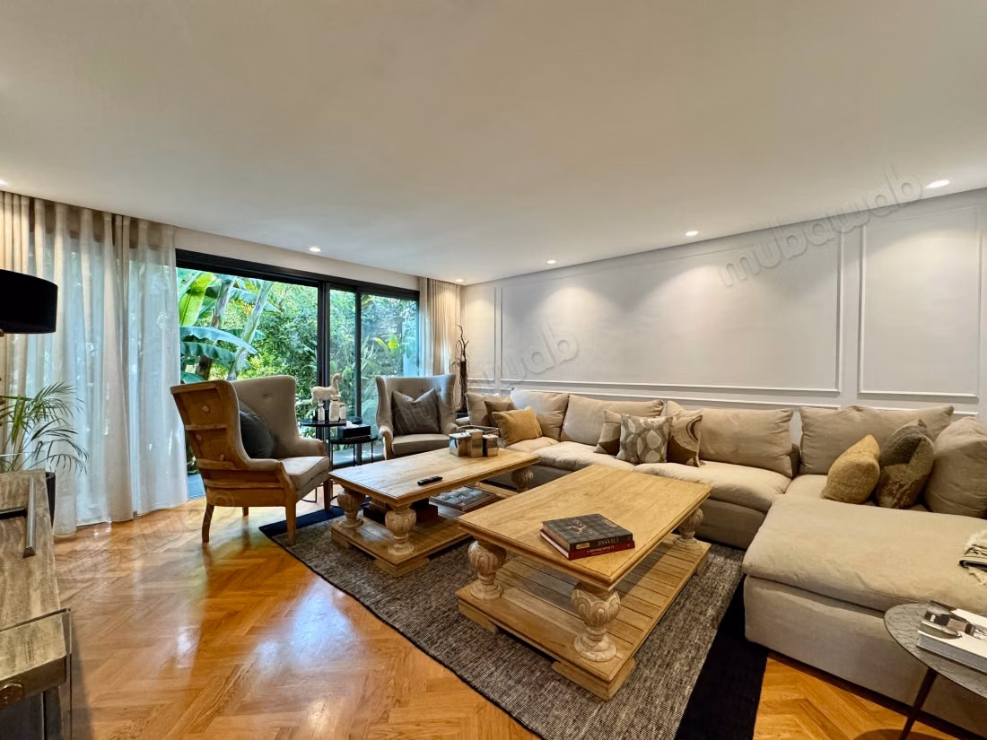 Villa de haut standing à vendre à Ain Diab.
Superficie 560 m².
Climatisation et piscine