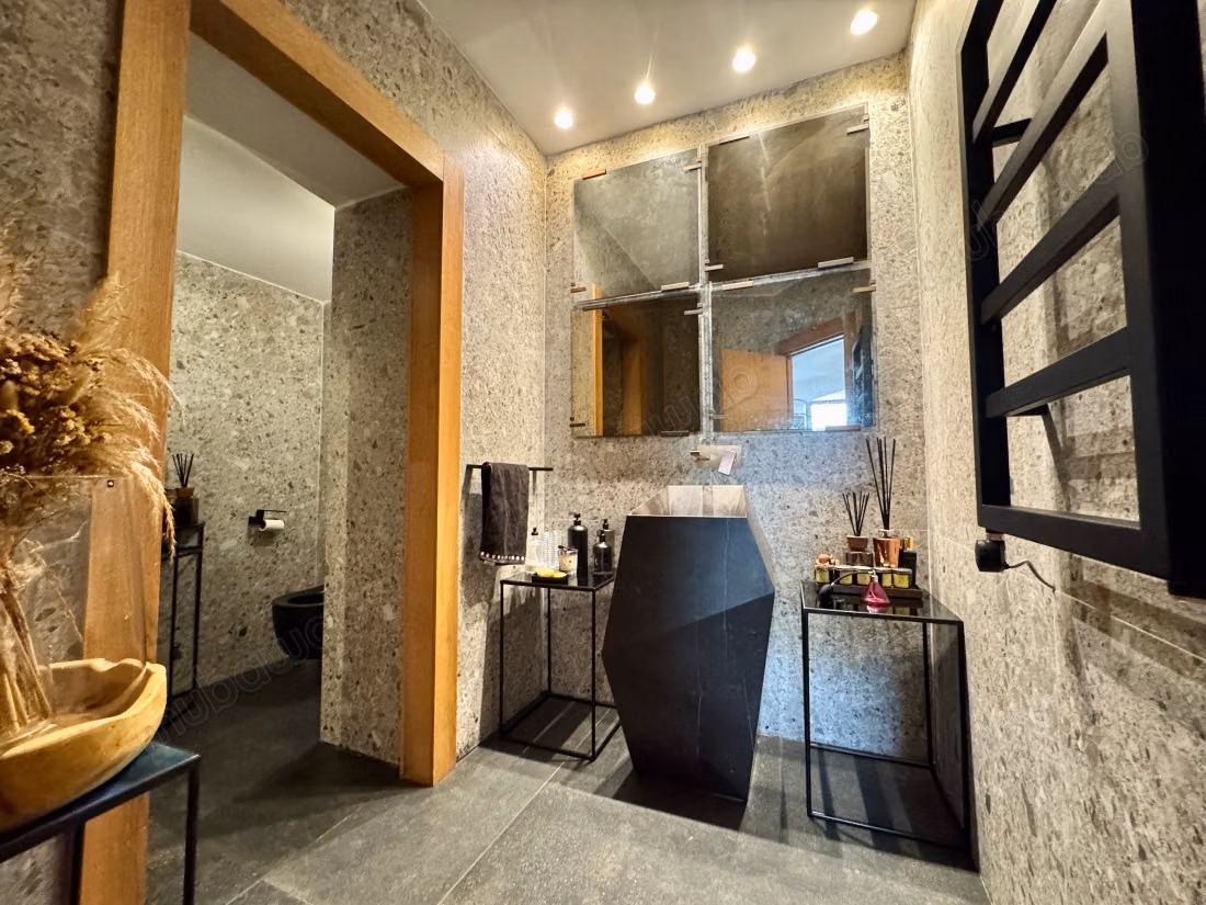 Villa de haut standing à vendre à Ain Diab.
Superficie 560 m².
Climatisation et piscine