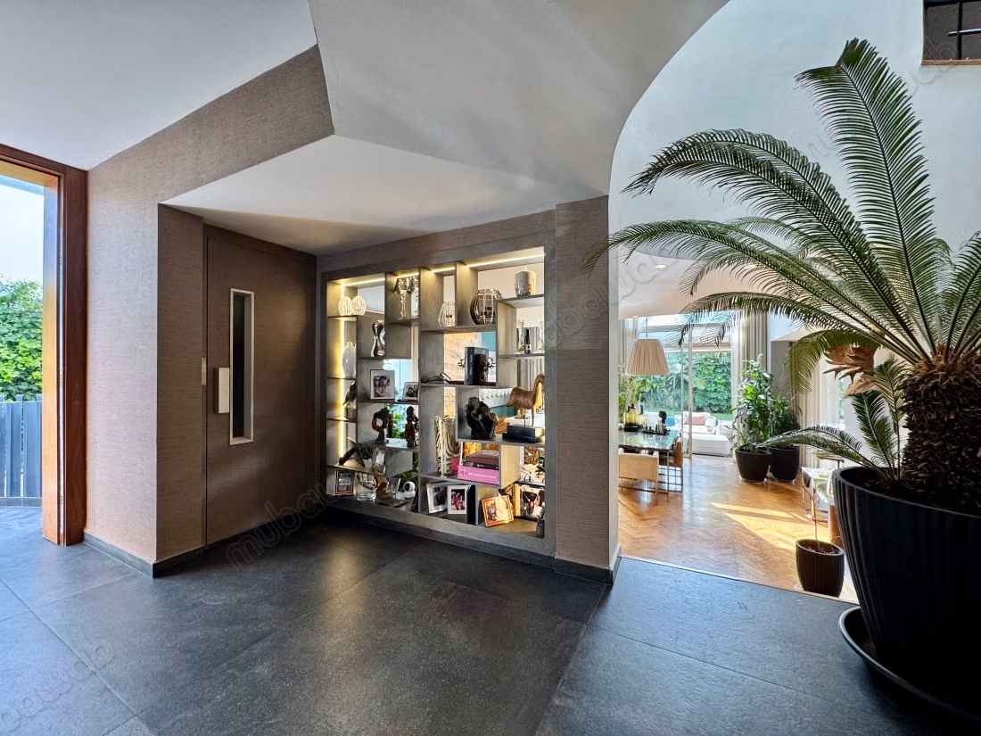 Villa de haut standing à vendre à Ain Diab.
Superficie 560 m².
Climatisation et piscine