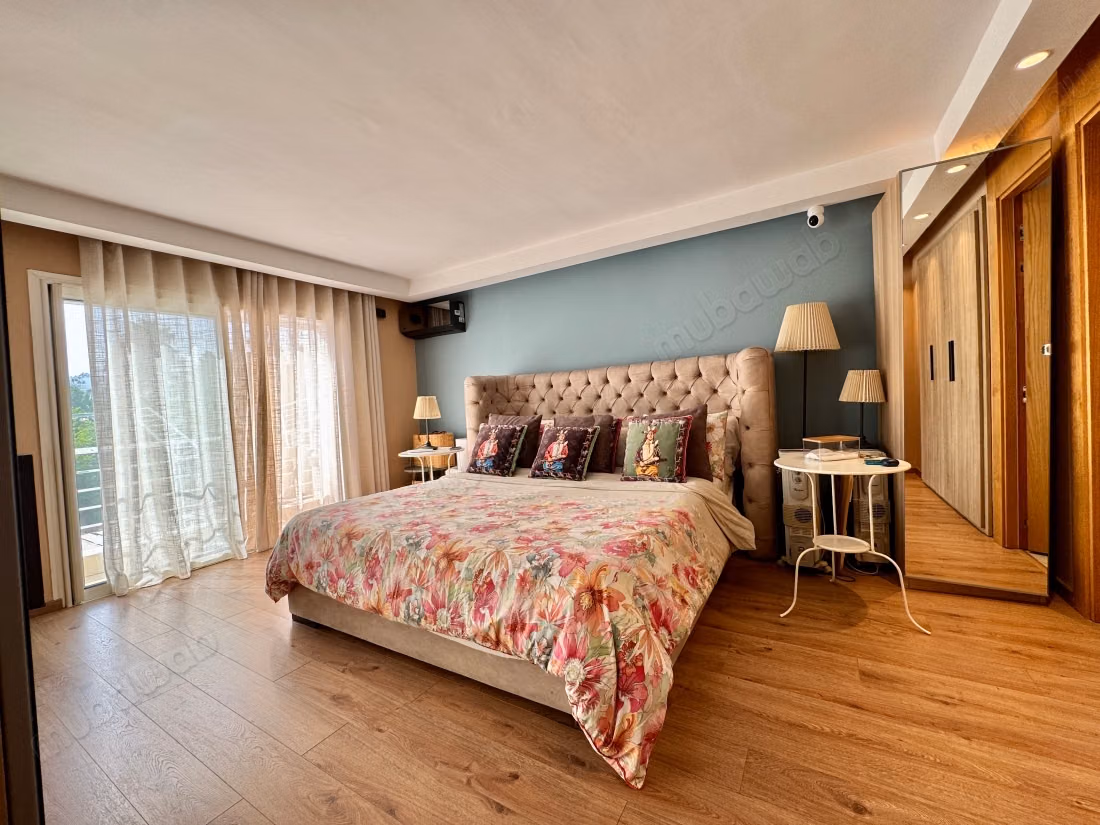 Villa de haut standing à vendre à Ain Diab.
Superficie 560 m².
Climatisation et piscine