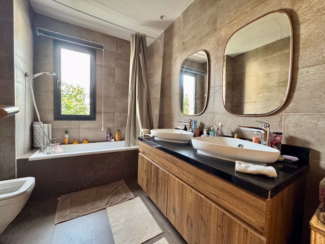 Villa de haut standing à vendre à Ain Diab.
Superficie 560 m².
Climatisation et piscine