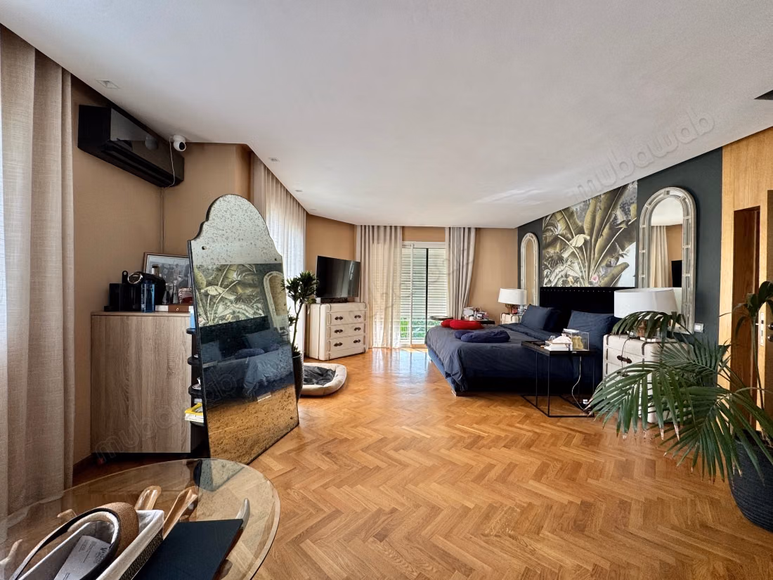 Villa de haut standing à vendre à Ain Diab.
Superficie 560 m².
Climatisation et piscine