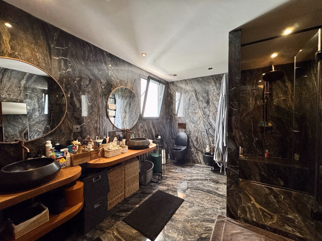 Villa de haut standing à vendre à Ain Diab.
Superficie 560 m².
Climatisation et piscine