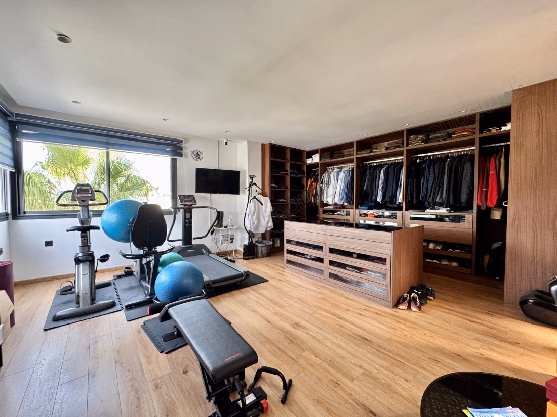 Villa de haut standing à vendre à Ain Diab.
Superficie 560 m².
Climatisation et piscine