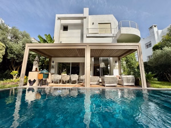 Villa de haut standing à vendre à Ain Diab.
Superficie 560 m².
Climatisation et piscine