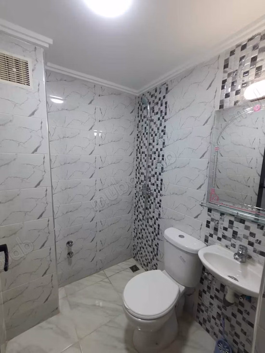 Appartement de vacances à louer à Marjane. 
Surface de 80 m². 
Double vitrage et chauffage central