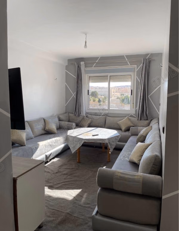 Appartements à louer à Beni Mellal. 2 chambres. Salon marocain traditionnel, hébergement sécurisé
