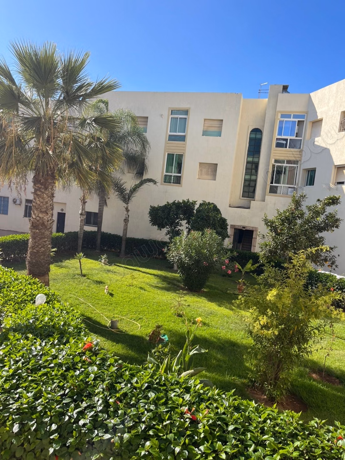 Appartement en location à Harhoura. 
Superficie 80 m². 
Meublé