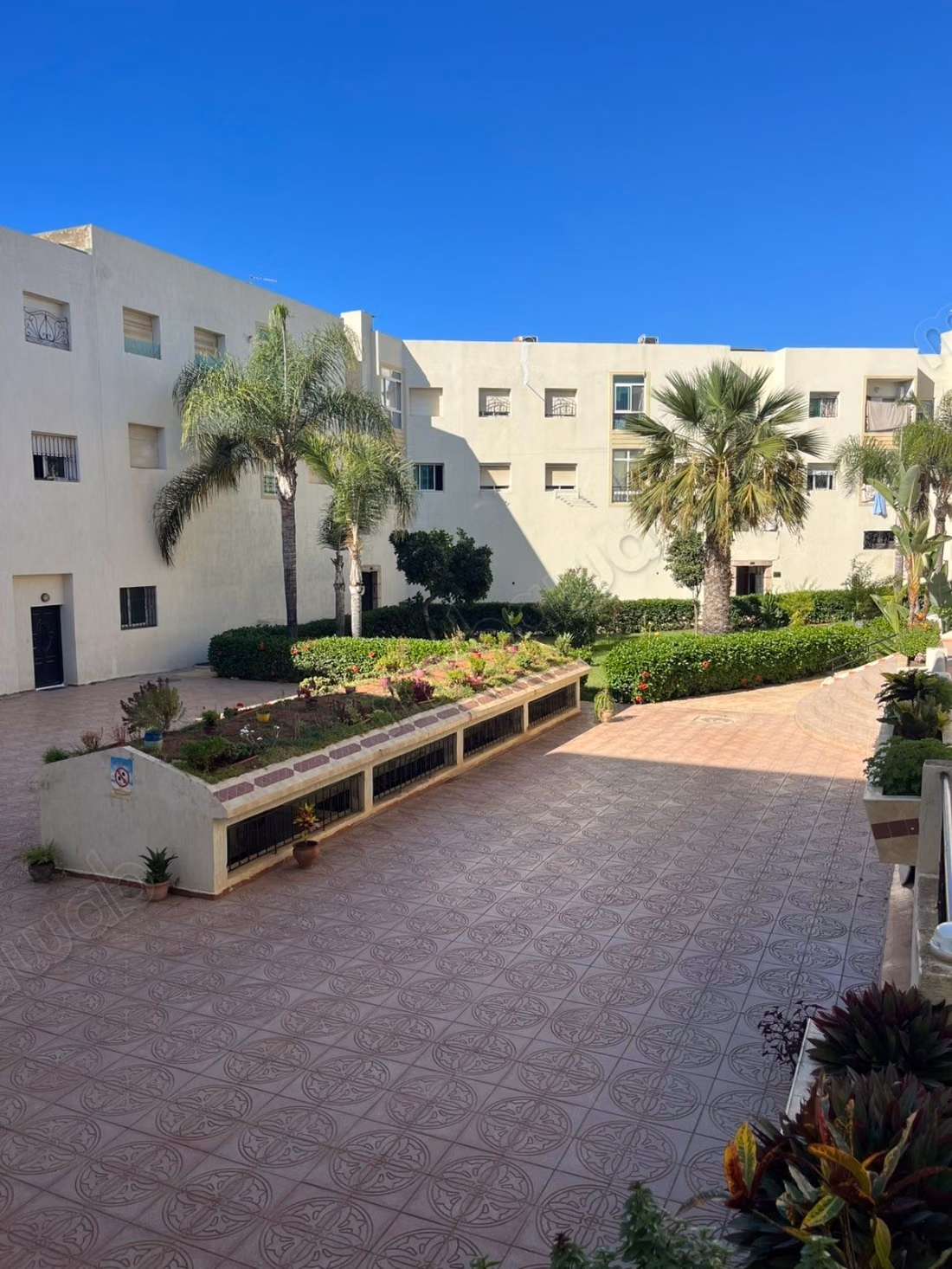 Appartement en location à Harhoura. 
Superficie 80 m². 
Meublé
