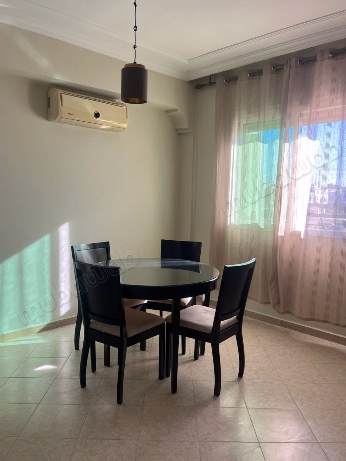 Appartement en location à Harhoura. 
Superficie 80 m². 
Meublé