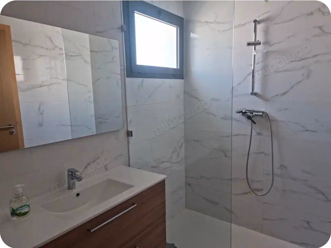 Apartamento en venta en Harhoura. 4 grandes habitaciones. Bien amueblado