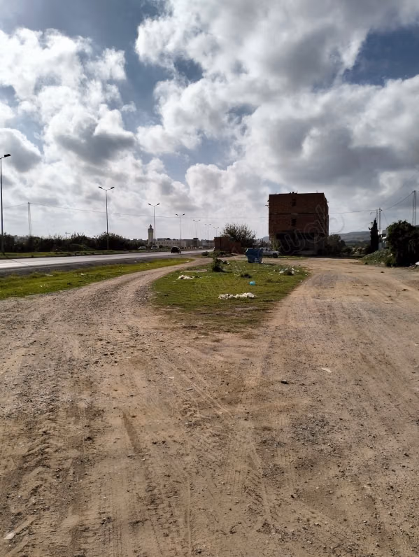 Terreno con una casa e un contatore elettrico
