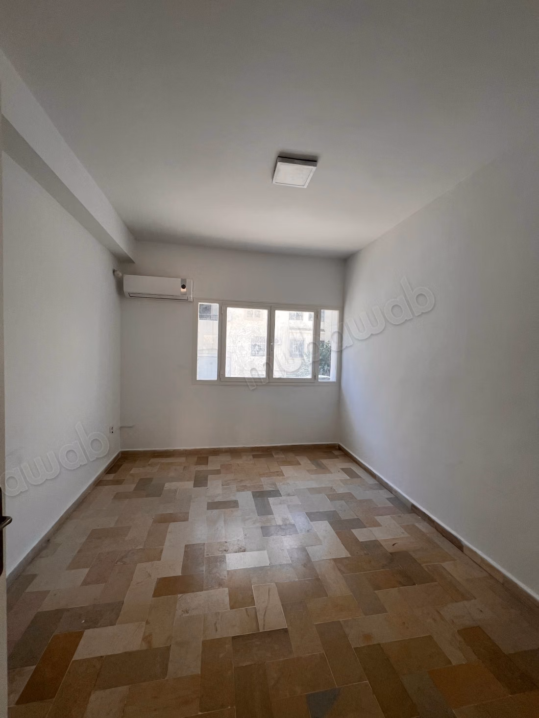 Offices for rent at Les Berges Du Lac 1. Total area 140 m². Double glazing and armored door