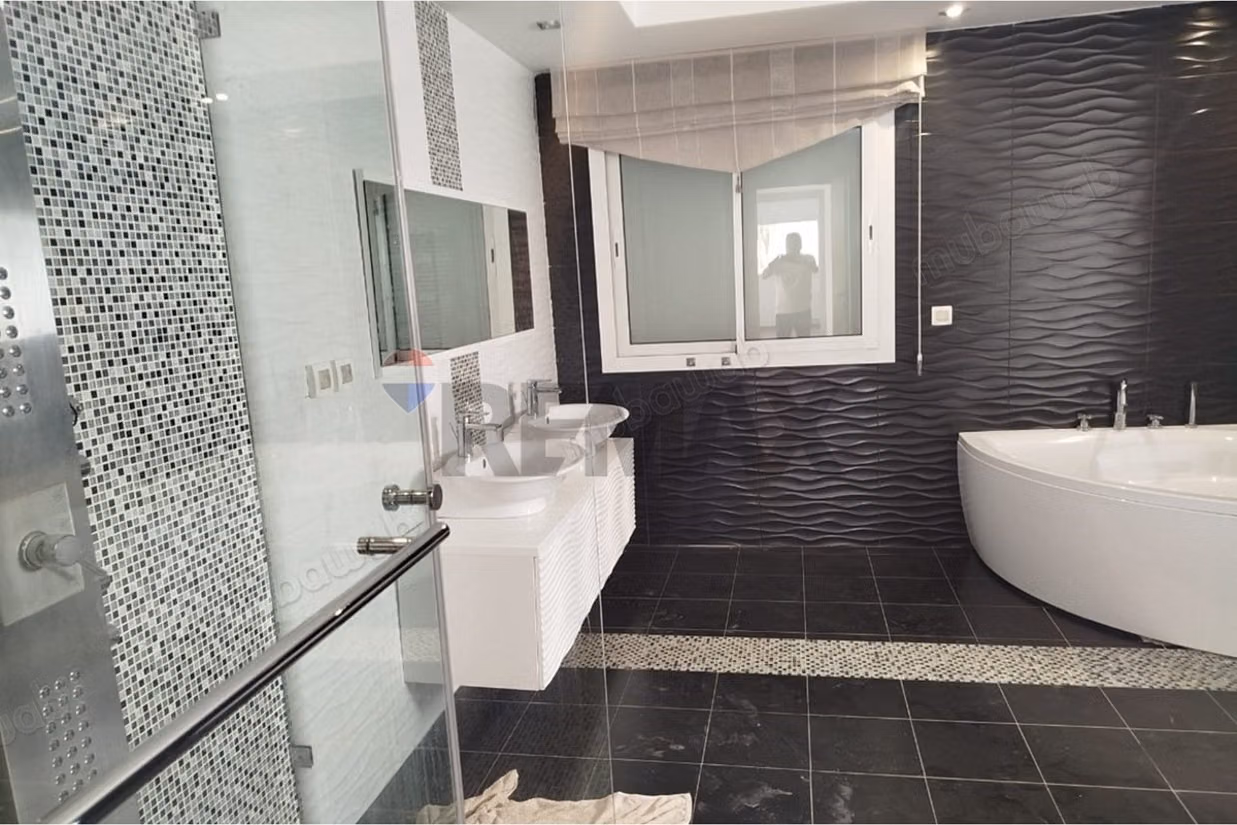 Villa Luxe à La Soukra: Élégance et Confort