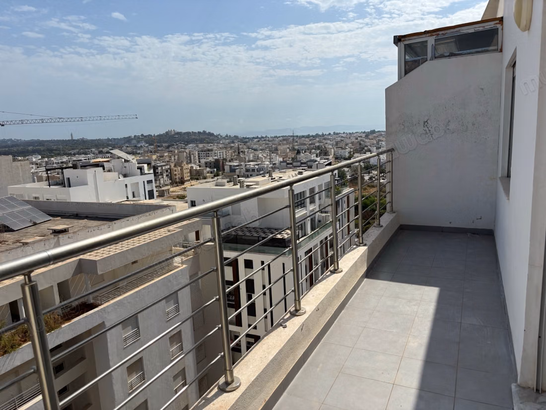 Apartment for rent in Les Berges Du Lac 2. Total area 200 m². Sea view and armored door