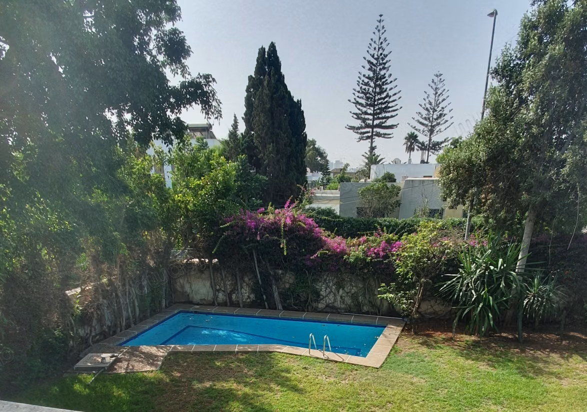 Villa avec piscine à louer à Cil