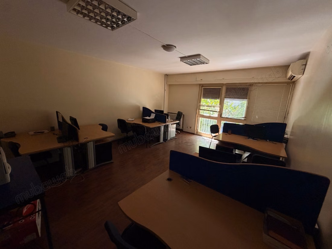Bureaux à l'achat à Gauthier. 
Surface totale 152 m². 
Terrasse et ascenseur