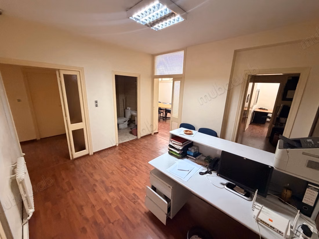 Bureaux à l'achat à Gauthier. 
Surface totale 152 m². 
Terrasse et ascenseur