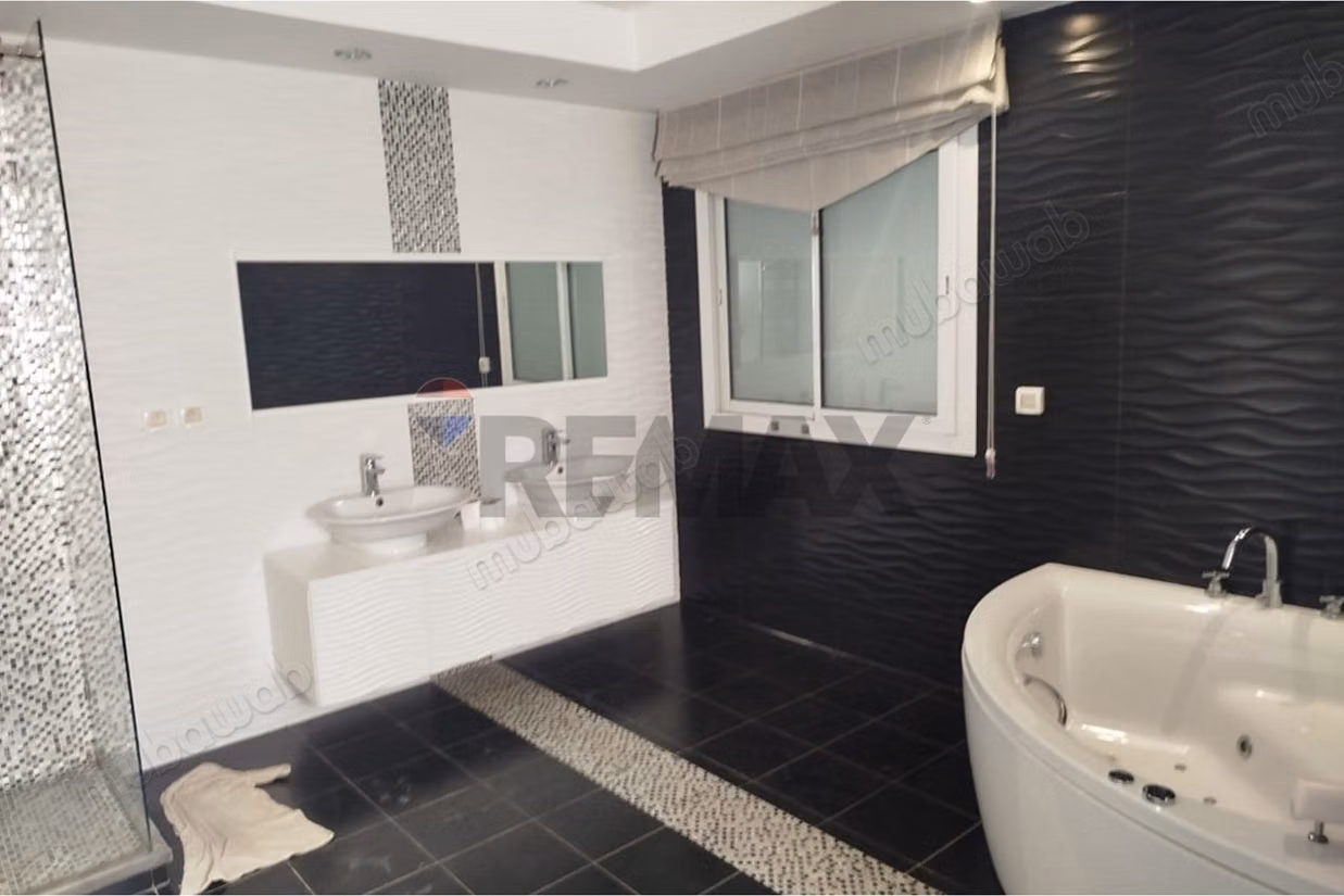 Villa di Lusso a La Soukra: Eleganza e Comfort