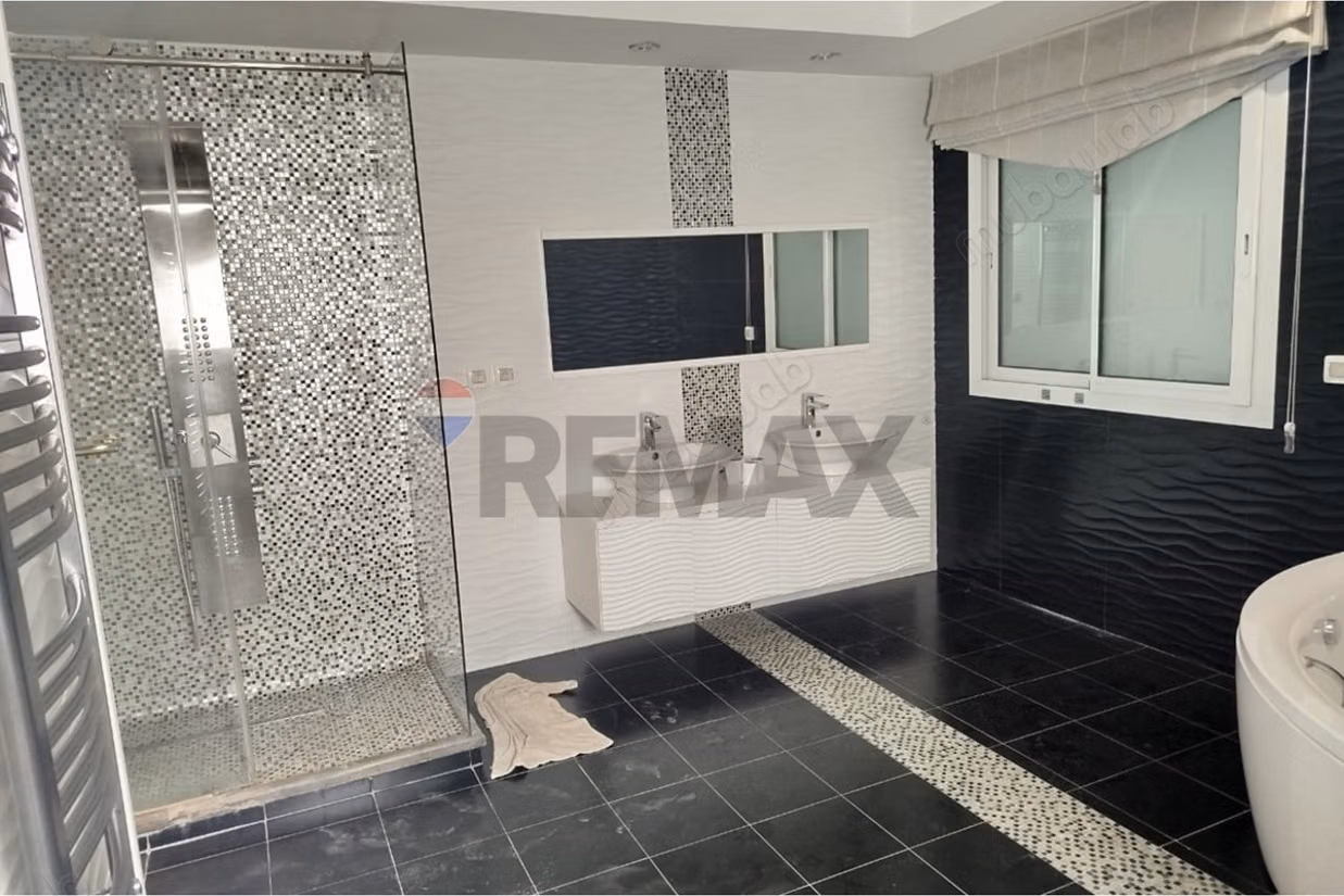 Villa di Lusso a La Soukra: Eleganza e Comfort