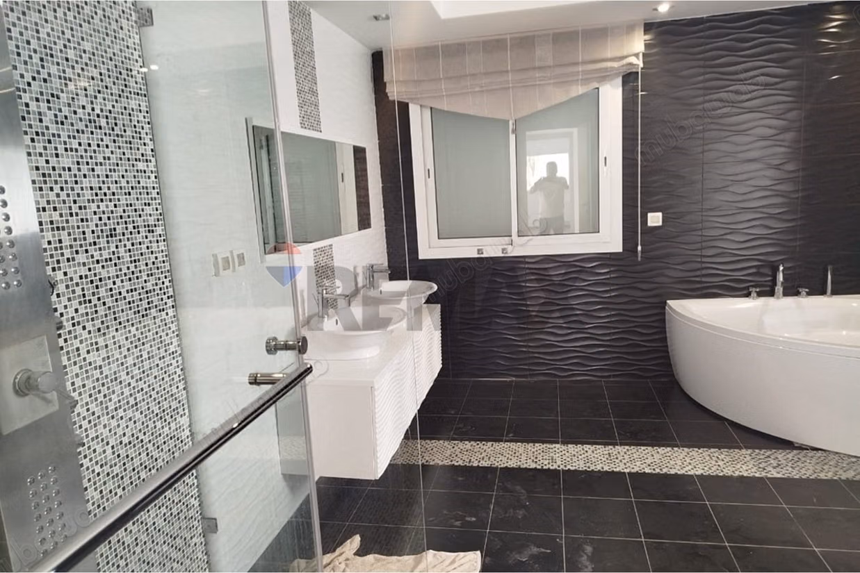 Villa di Lusso a La Soukra: Eleganza e Comfort