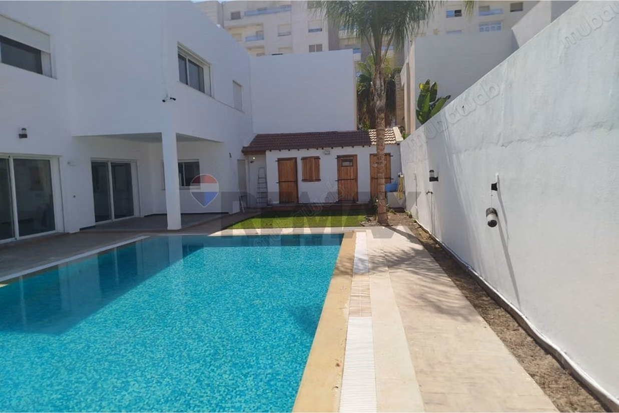 Villa di Lusso a La Soukra: Eleganza e Comfort