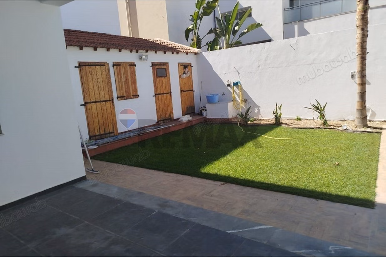 Villa di Lusso a La Soukra: Eleganza e Comfort