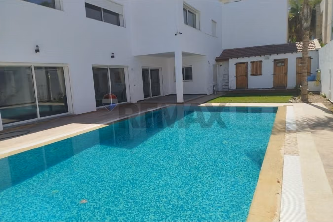 Villa di Lusso a La Soukra: Eleganza e Comfort