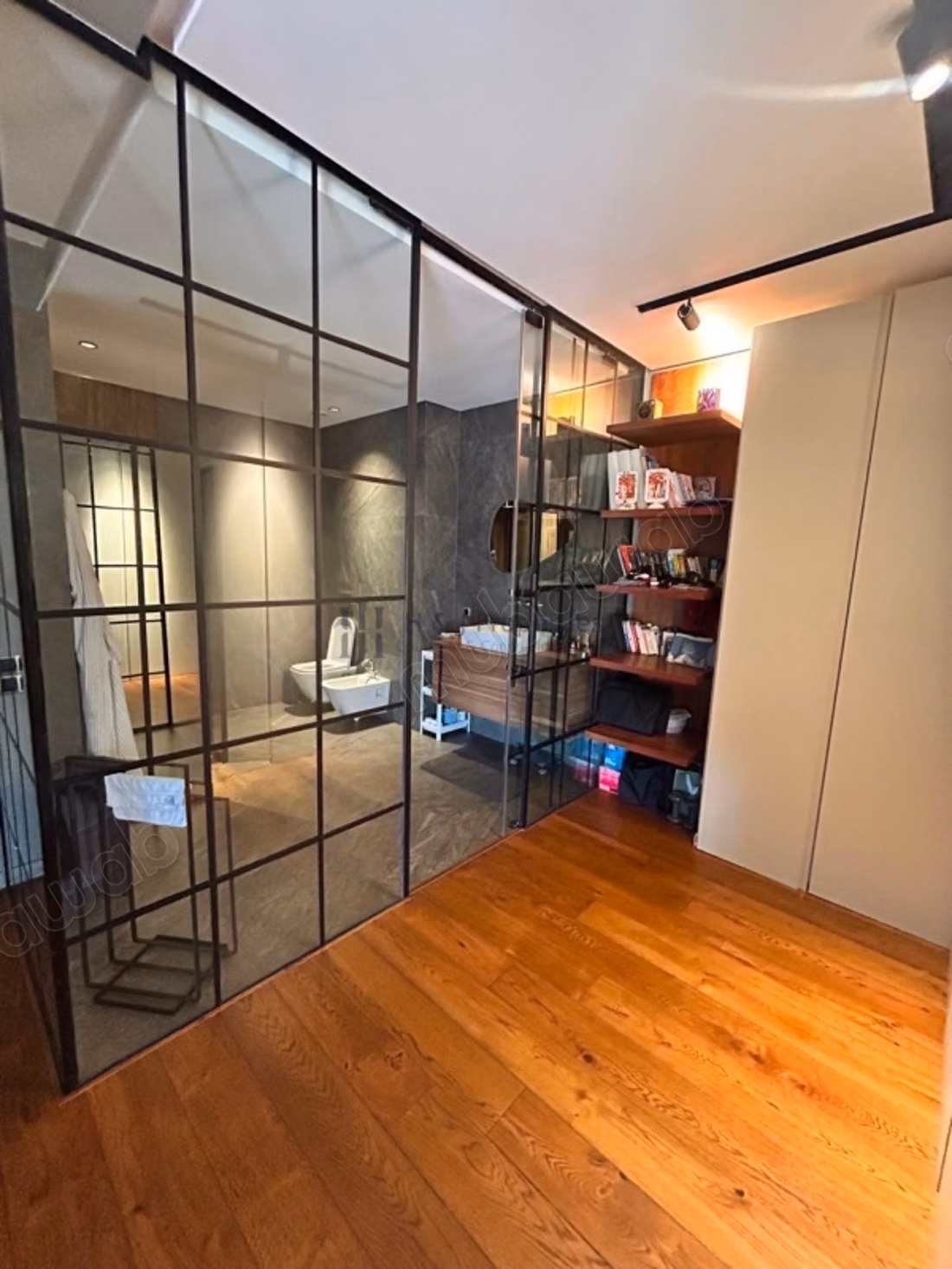 T4 vide entièrement rénové de 256m²