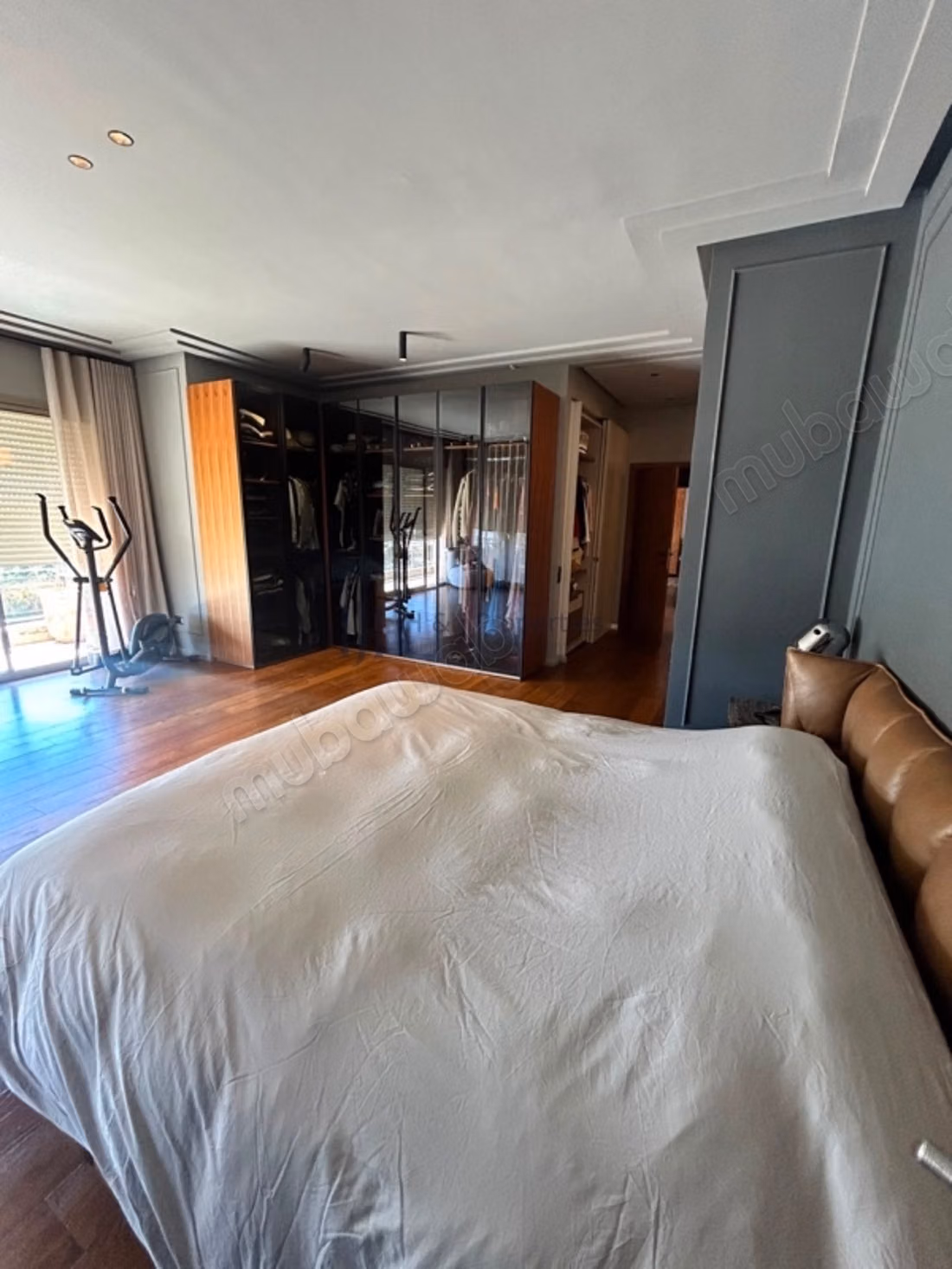 T4 vide entièrement rénové de 256m²