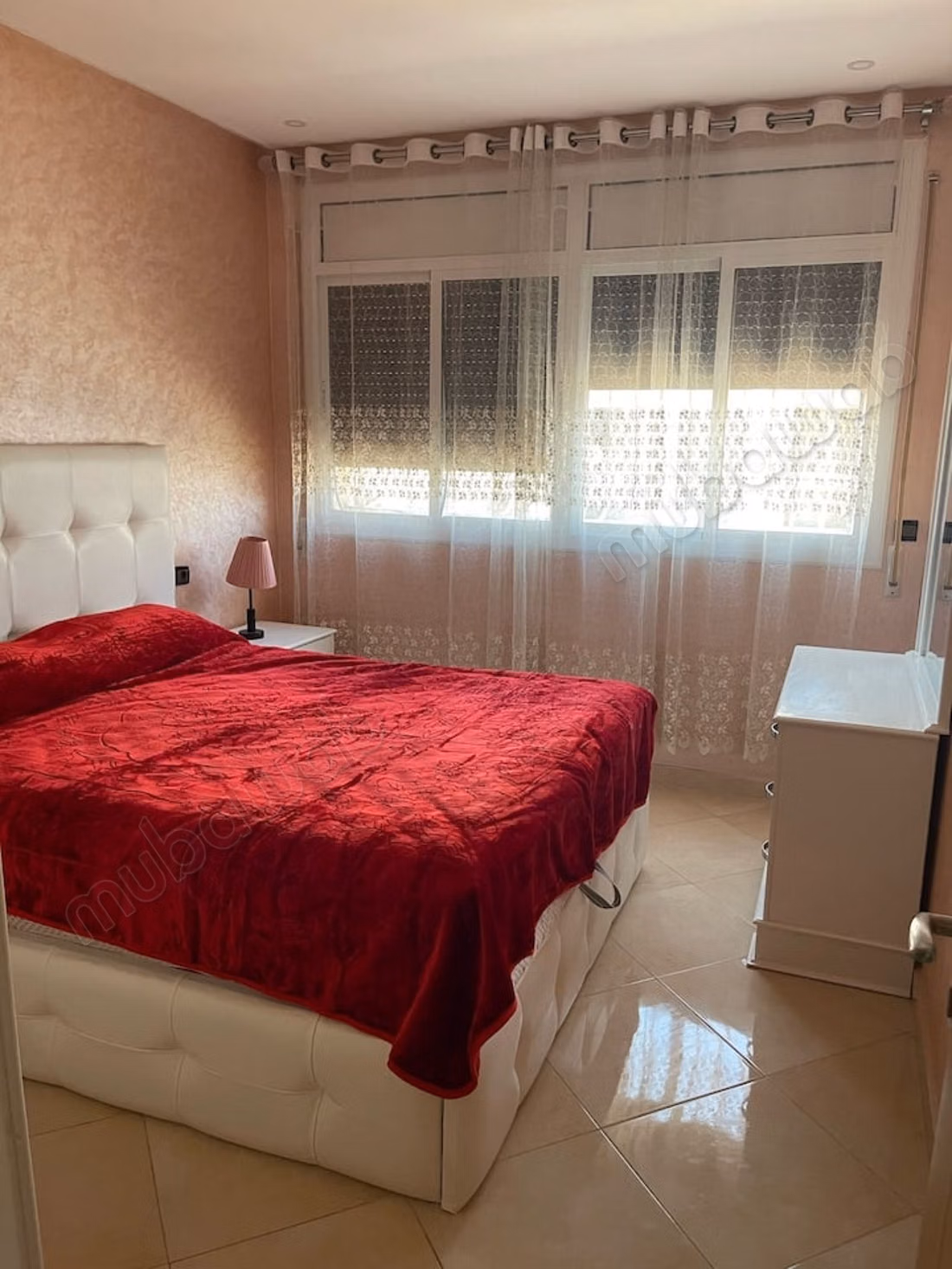 Location d'un appartement à Larache. 2 chambres. Porte blindée, antenne parabolique