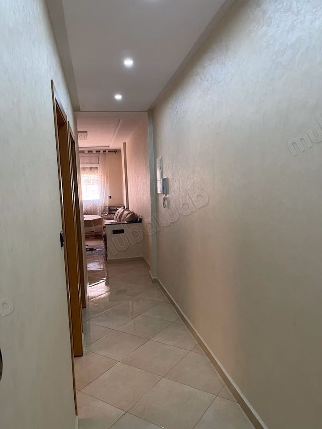 Location d'un appartement à Larache. 2 chambres. Porte blindée, antenne parabolique