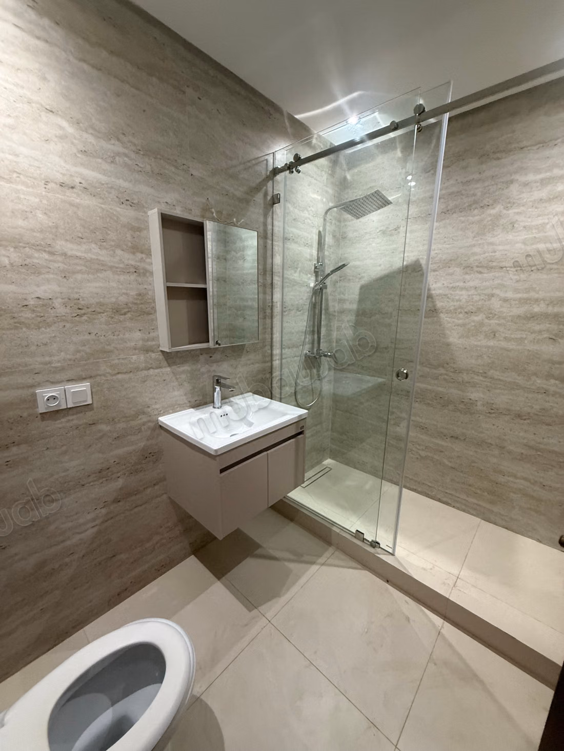 Appartement te koop in Les Hôpitaux. 4 kamers. Met lift en terras