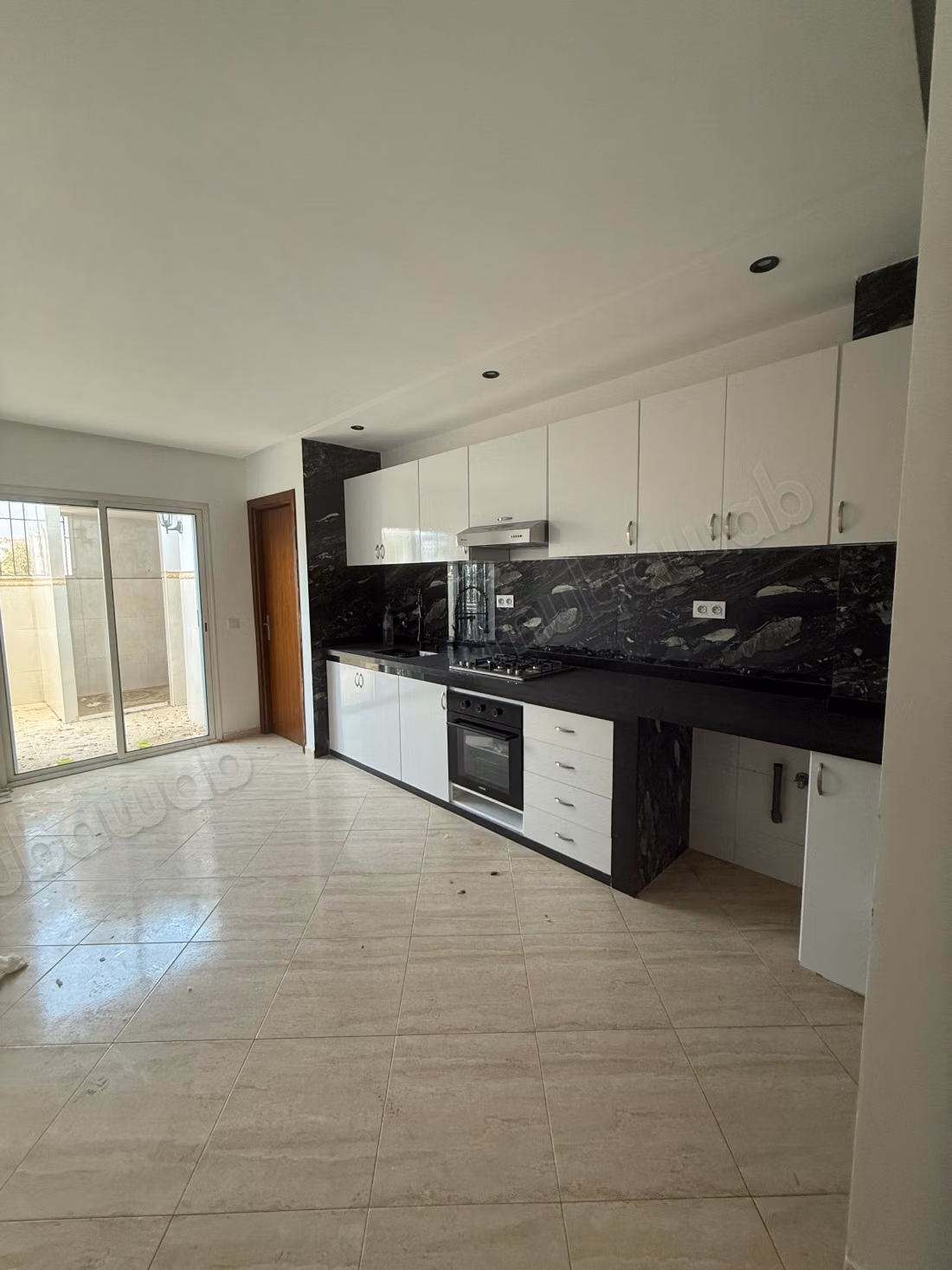Appartement te koop in Les Hôpitaux. 4 kamers. Met lift en terras