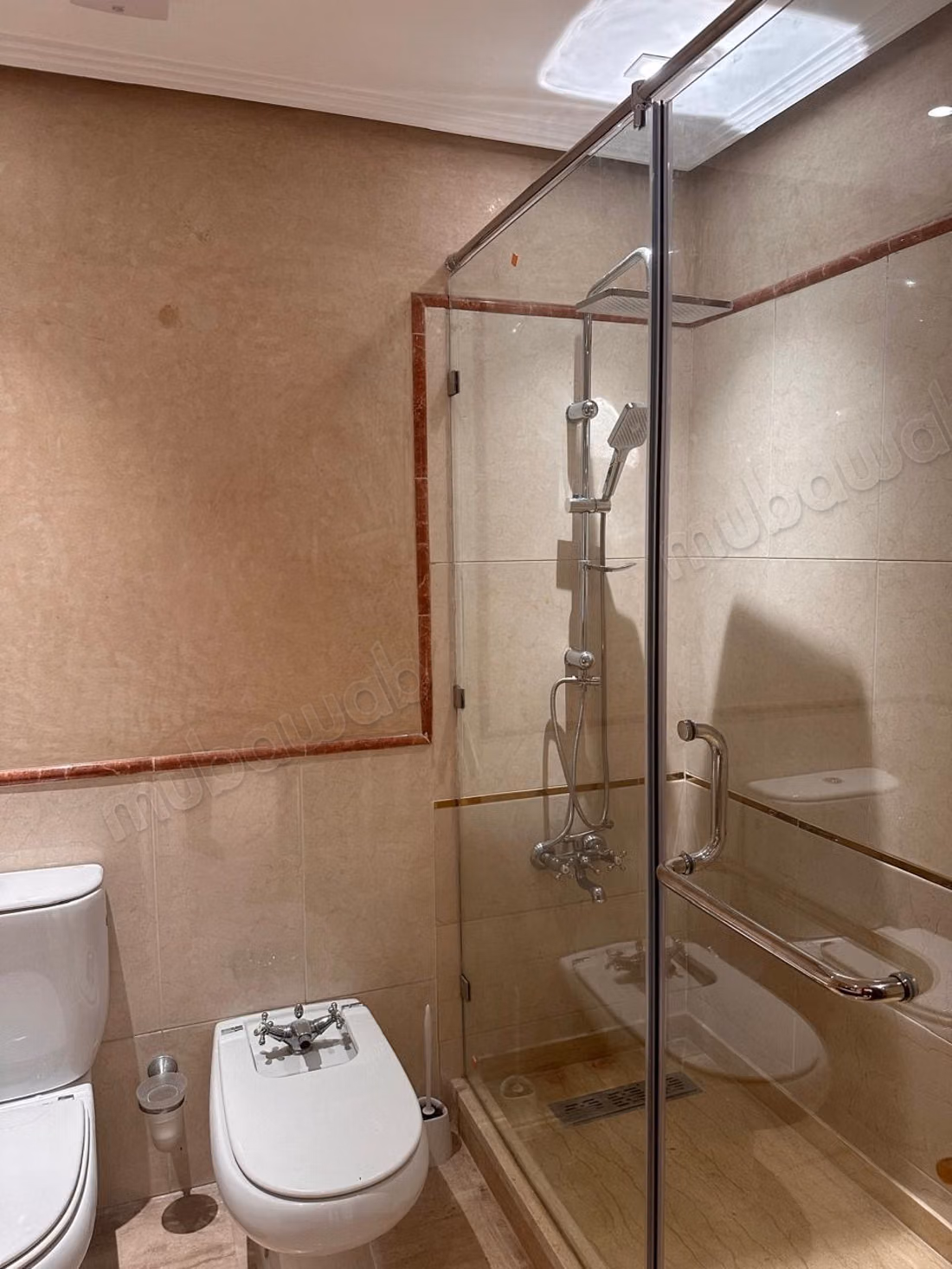 Mooie appartement te koop in de Gouden Driehoek. Oppervlakte van 240 m². Modern salon