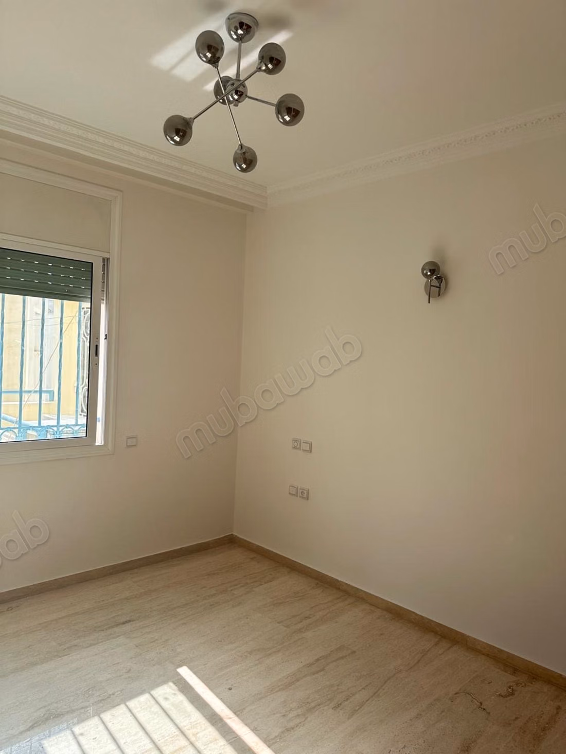 Mooie appartement te koop in de Gouden Driehoek. Oppervlakte van 240 m². Modern salon