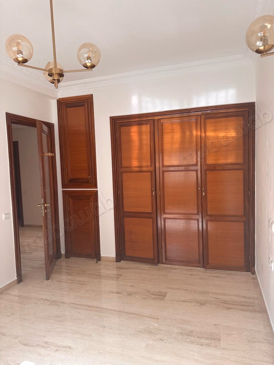 Mooie appartement te koop in de Gouden Driehoek. Oppervlakte van 240 m². Modern salon