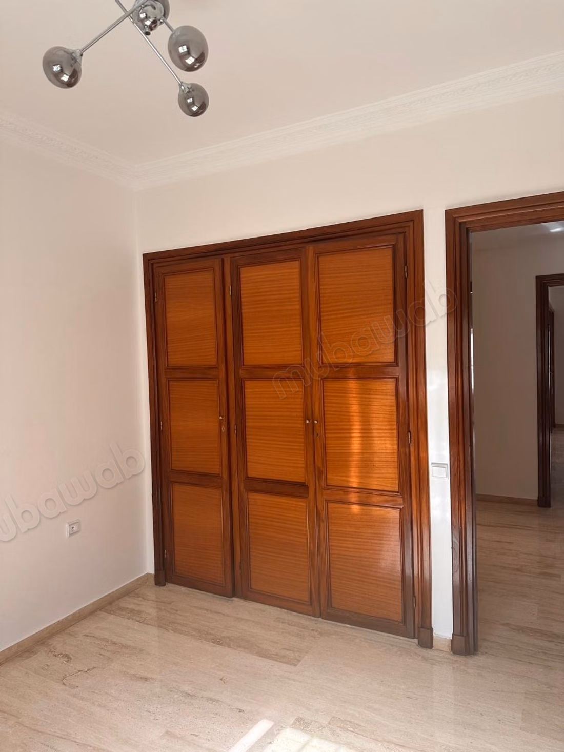 Mooie appartement te koop in de Gouden Driehoek. Oppervlakte van 240 m². Modern salon